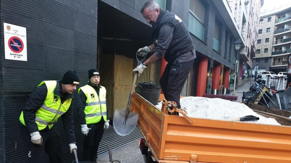 Personal del COEX distribuint sal a Sant Julià