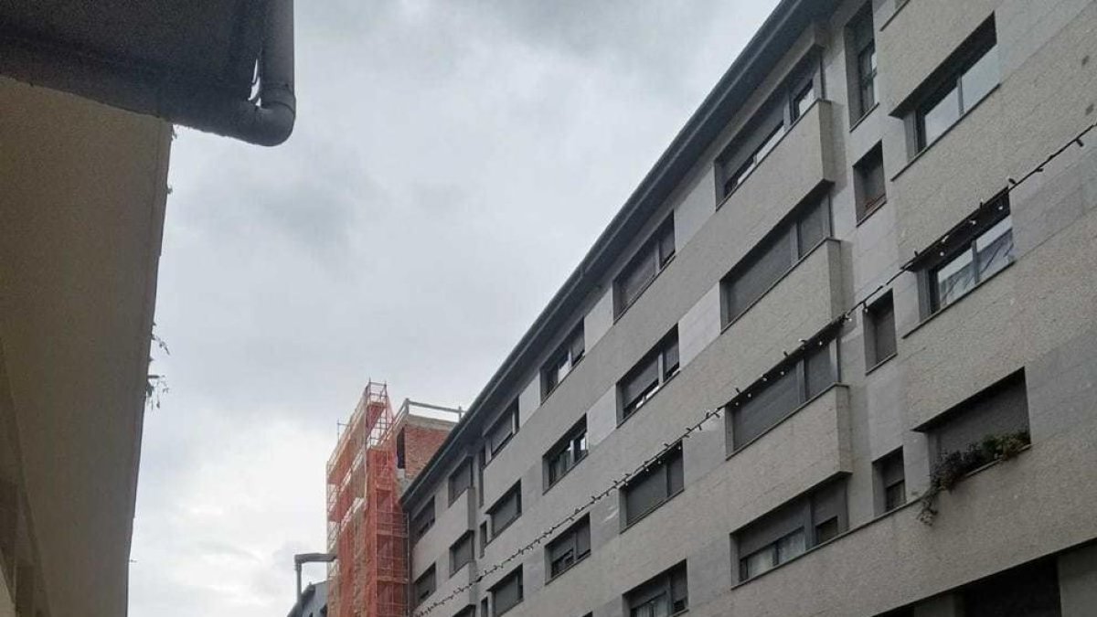 Els serveis d'emergència al lloc de l'atropellament al carrer Dr. Mitjavila