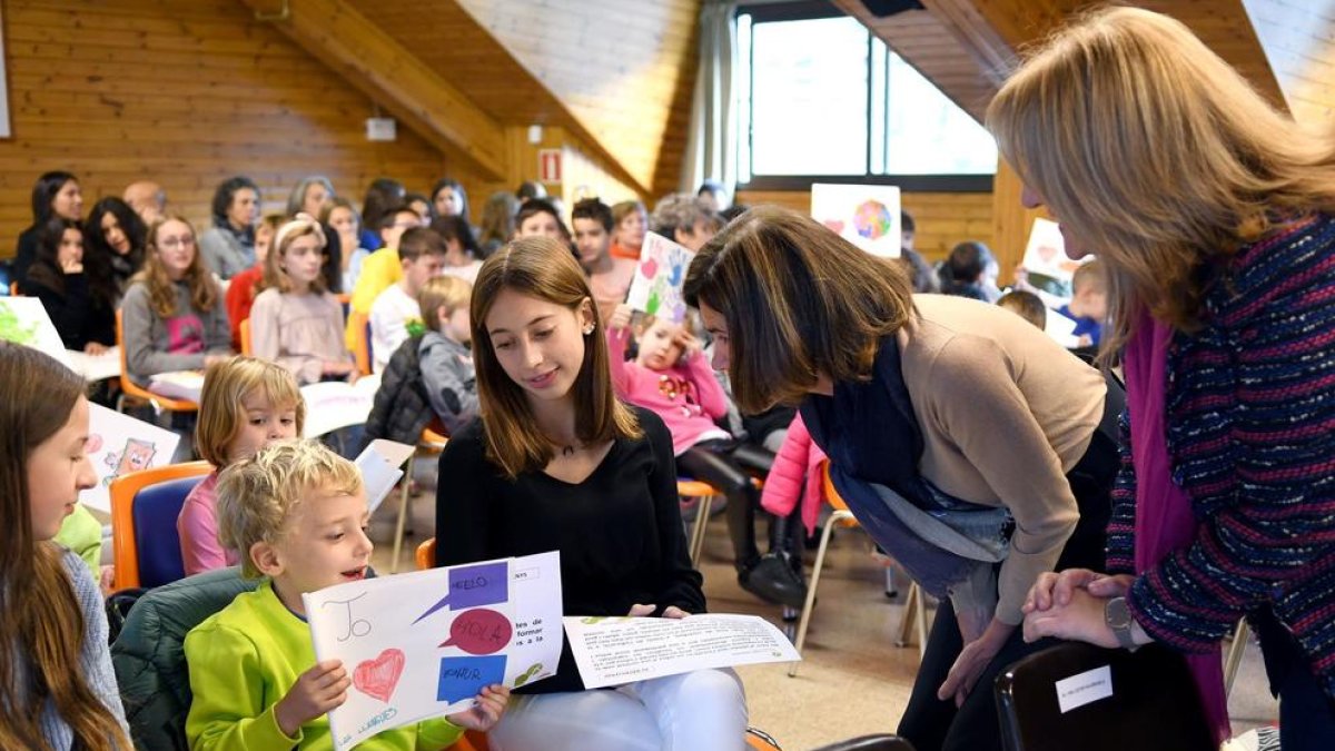 La ministra Vilarrubla amb alumnes del Sant Ermengol en l'acte d'entrada a la xarxa de la Unesco