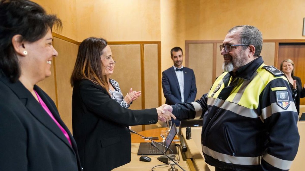 Josep Ramos ha rebut una insignia del comú perquè es jubila després de 24 anys de servei