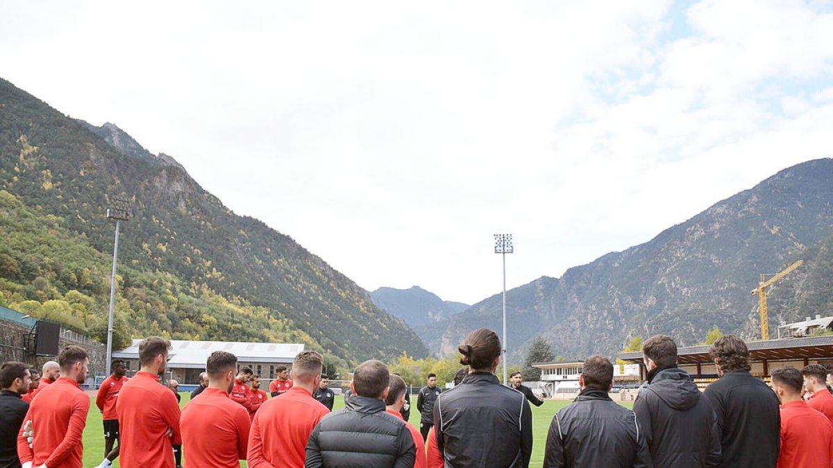 Entrenament dels tricolors a l'Estadi Comunal Joan Samarra.