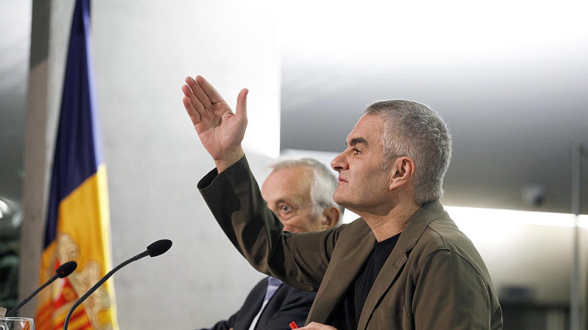 Isidre Bartumeu durant la conferència al vestíbul del Consell General.