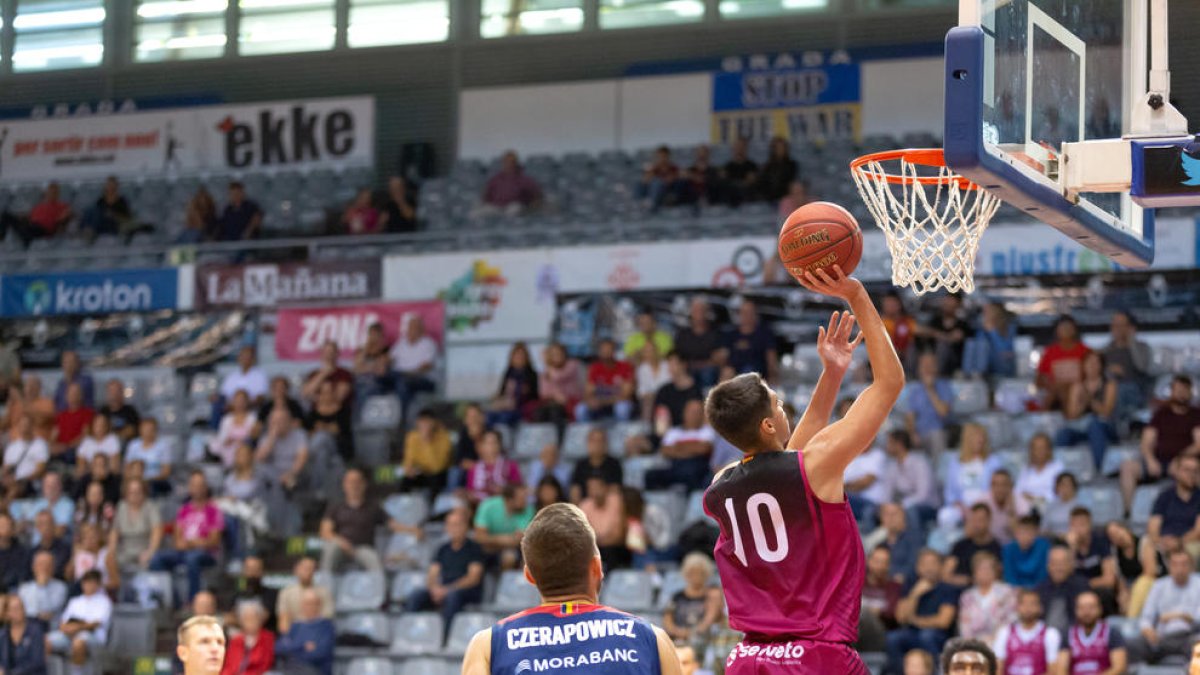Un moment del partit jugat ahir a la tarda al Barris Nord de Lleida.