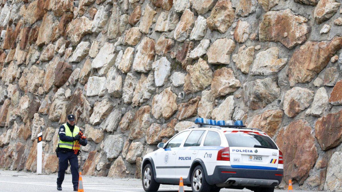 Un agent de policia en un control.