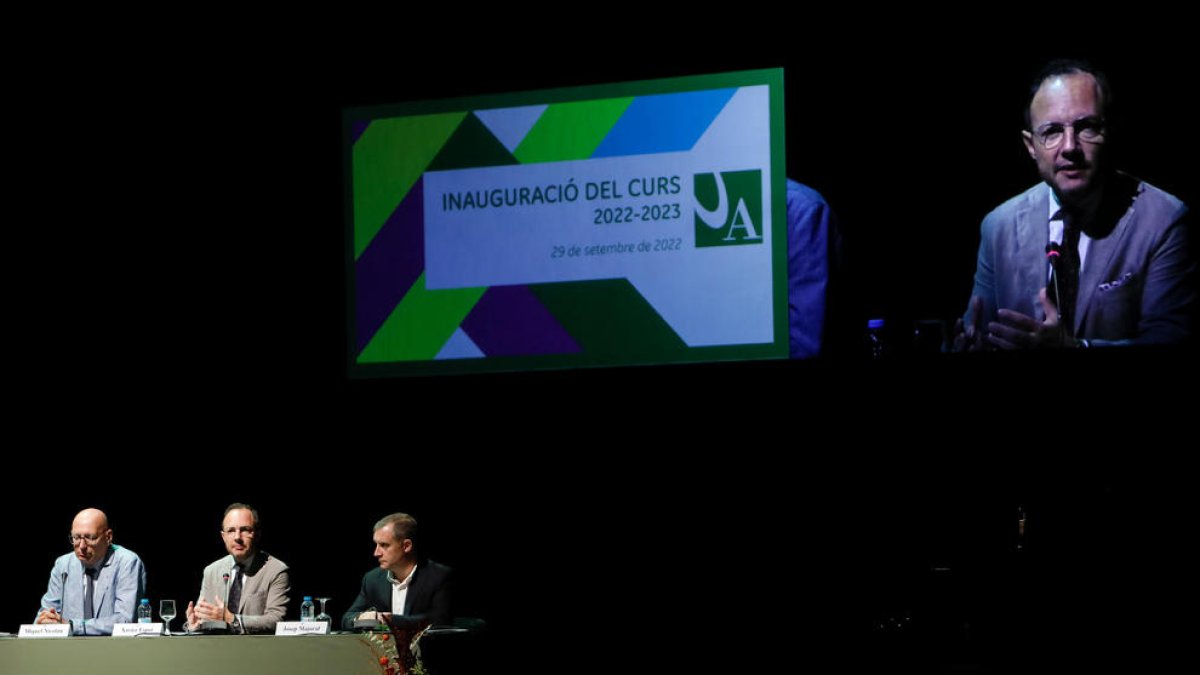Miquel Nicolau, Xavier Espot i Josep Majoral durant l'acte inaugural del curs.