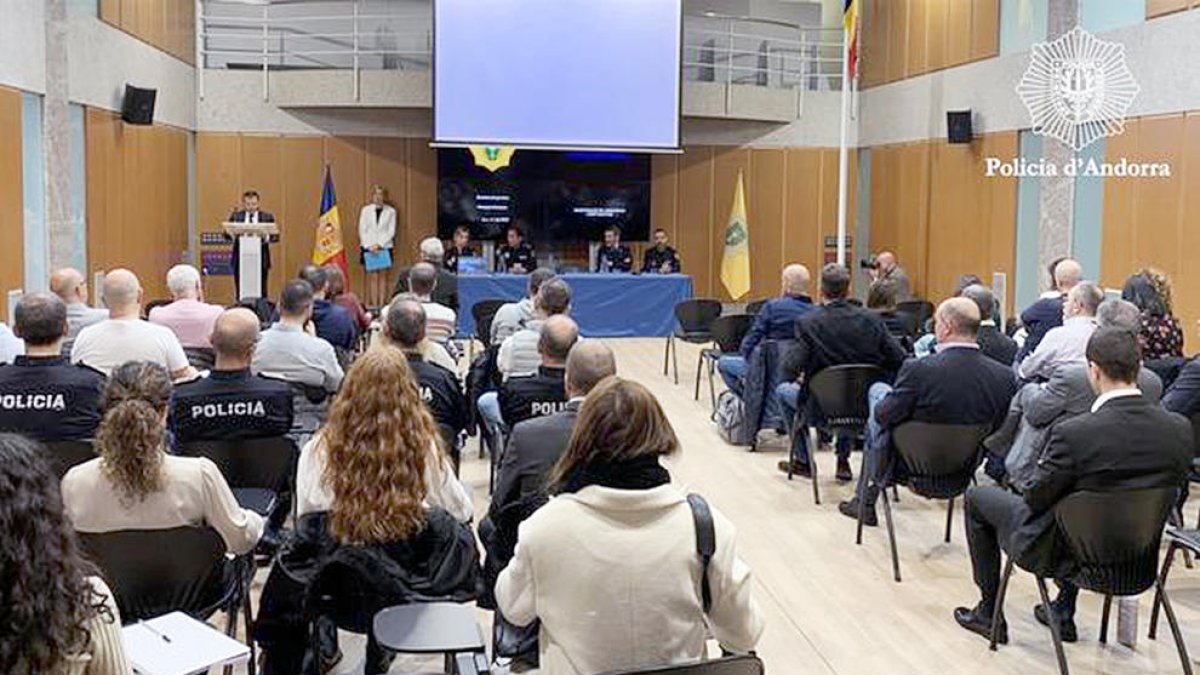 Agents de policia i del cos de la justícia a la formació.