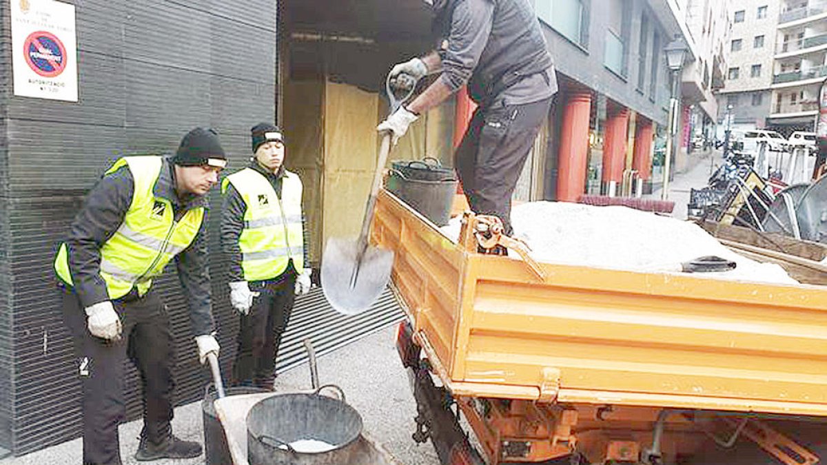 El COEX reparteix sal a escoles i edificis de Govern