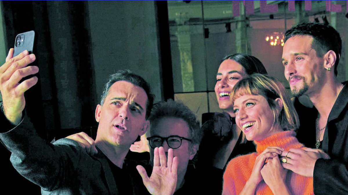 Pedro Alonso, que torna a posar-se en la pell de Berlín, es fa una 'selfie' amb l'equip.