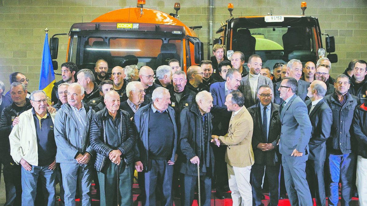 Autoritats, treballadors i extreballadors del servei van compartir fotografies durant l'acte de celebració a la seu del COEX.