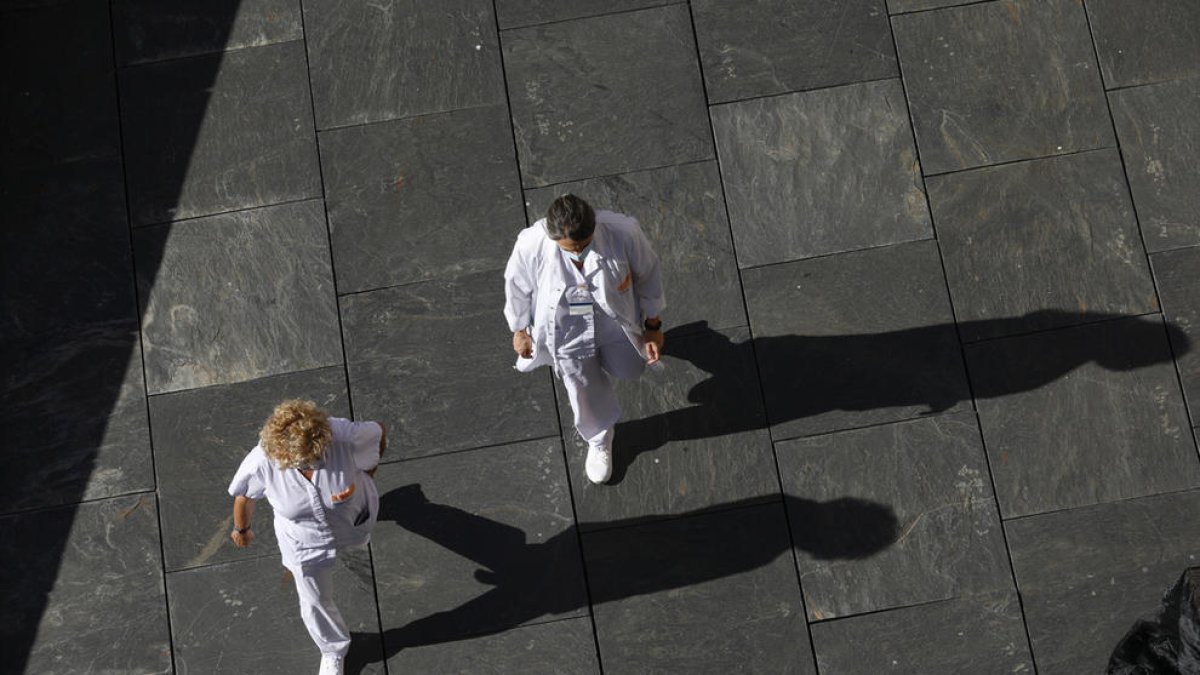 Dues infermeres a la terrassa de l'hospital.