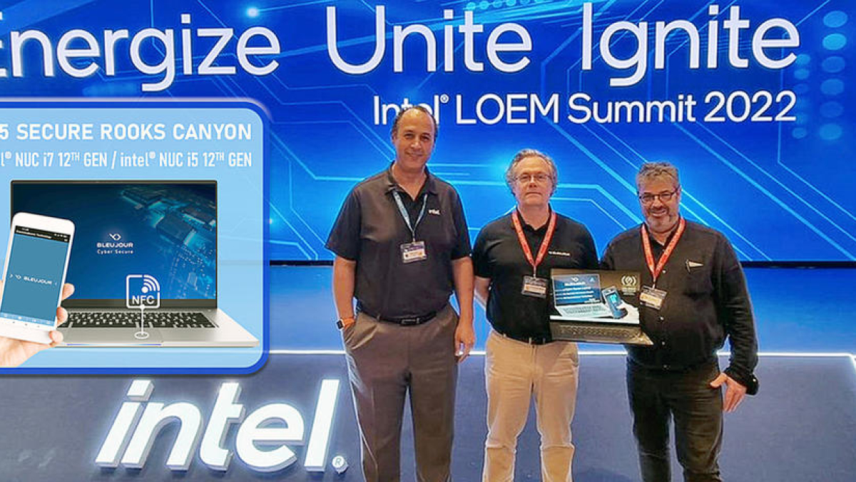 Gascuel (d), amb Majd Naciri (e), Intel NUC Ecosystem Manager a Intel Corporation, i Jean-Christophe Agobert, director executiu de Bleujour, a l'INTEL LOEM Summit 2022, a Bangkok.
