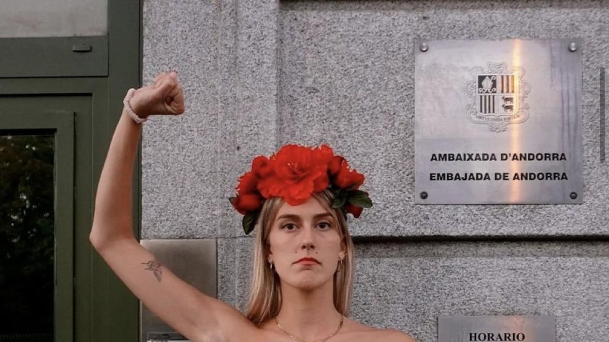 L'activista davant l'ambaixada.