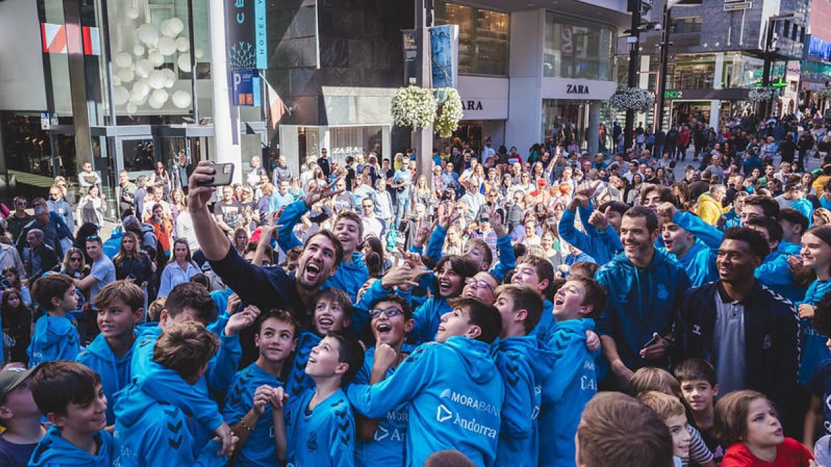 Els jugadors del primer equip del MoraBanc amb la resta de categories, ahir.