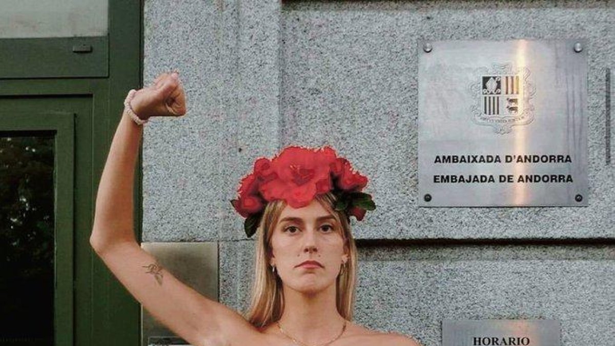 L'activista de Femen davant l'ambaixada andorrana.