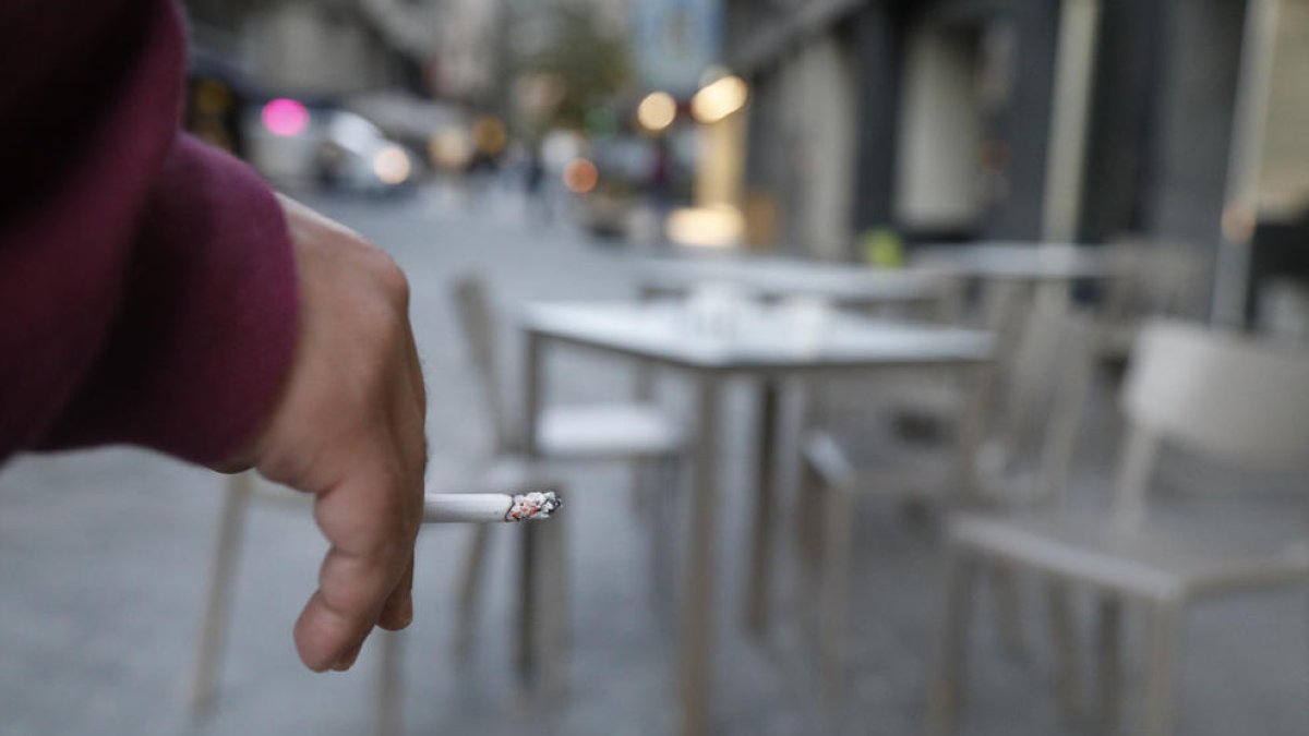 Un fumador en una terrassa.