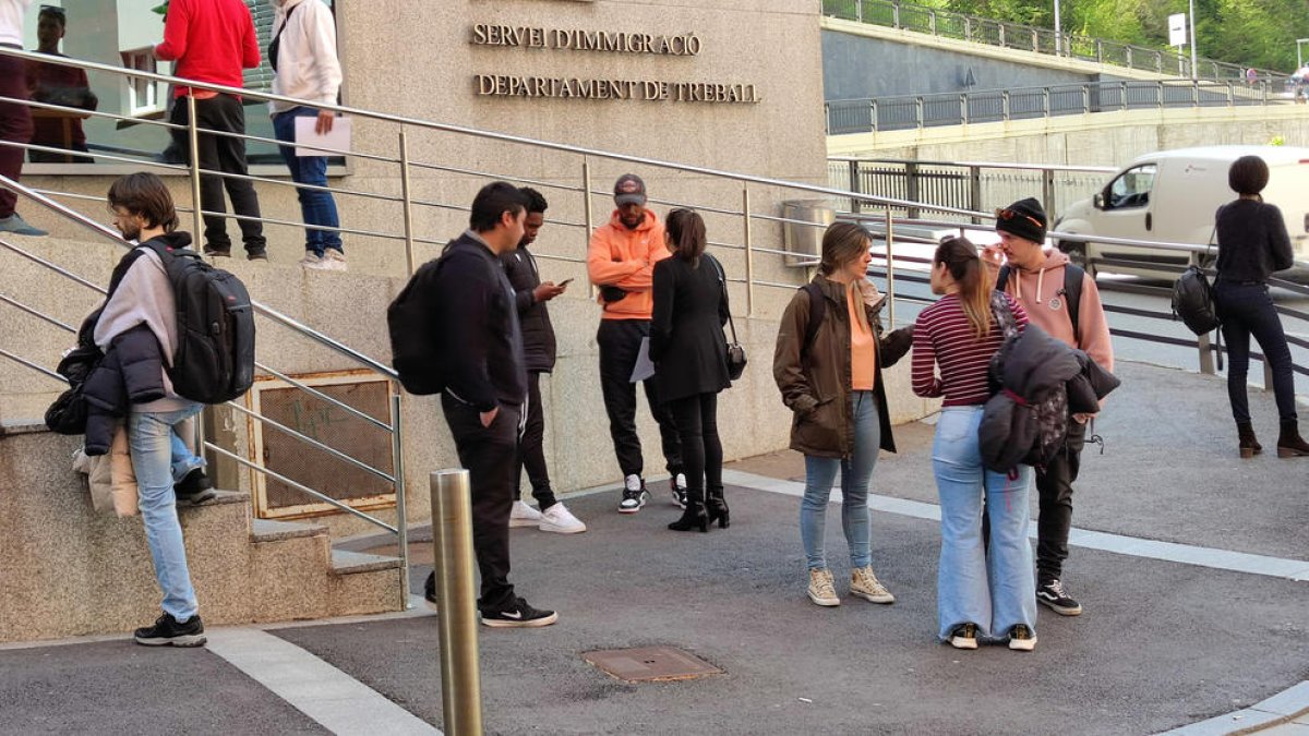 Treballadors temporers davant del servei d'Immigració.