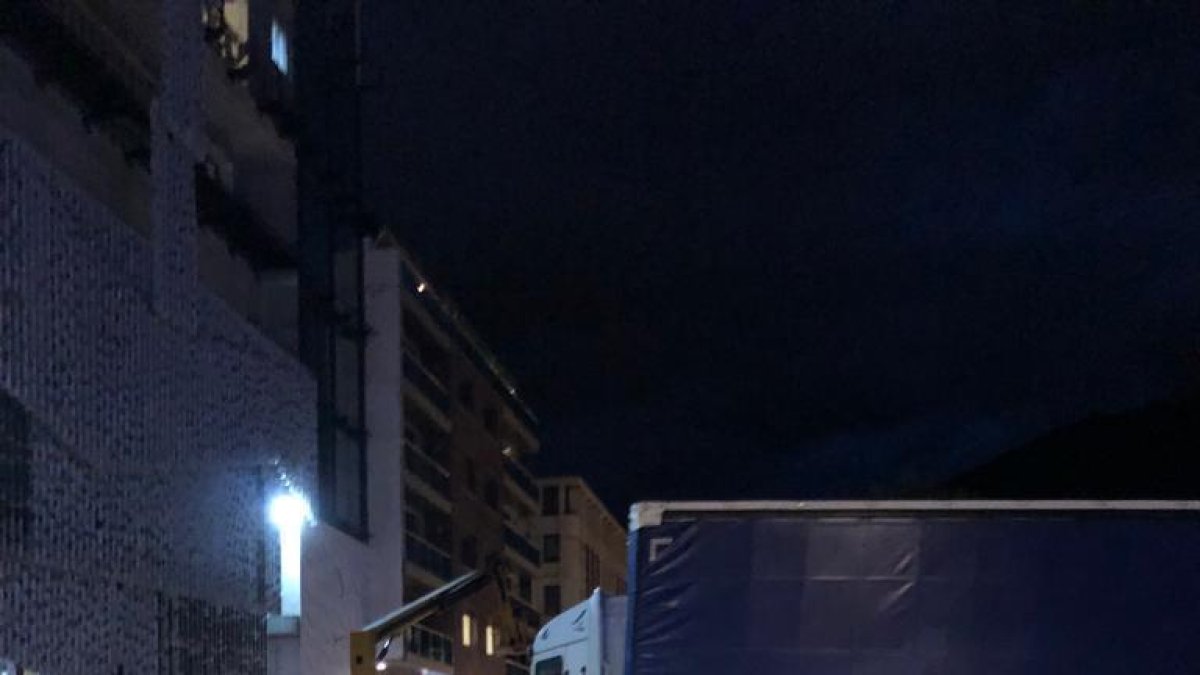 El camió bloquejat a Prat de la Creu