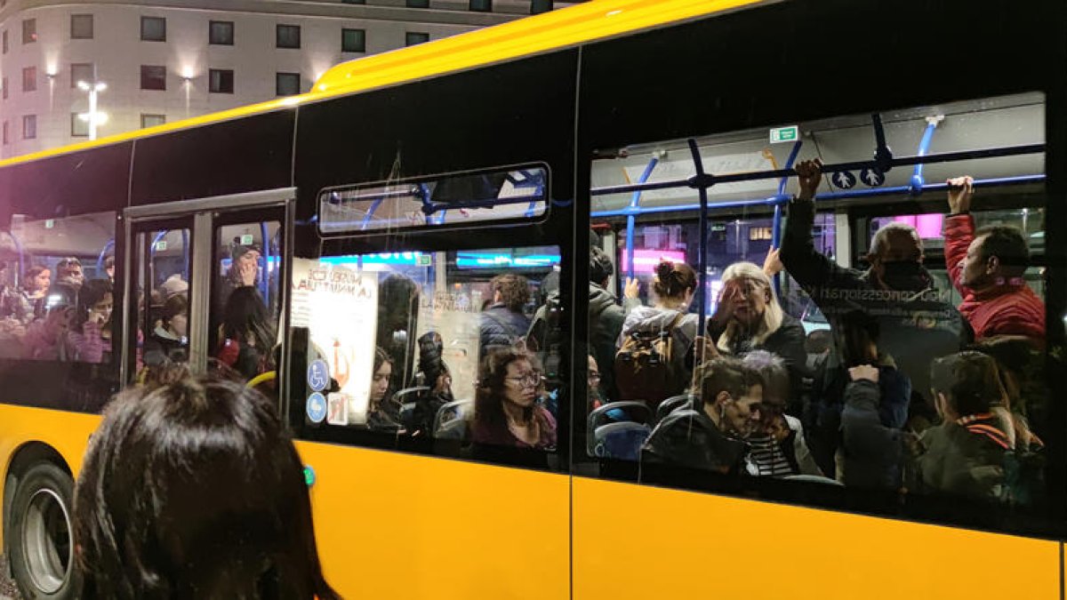Un autobús de la línia L2 en direcció Encamp, ahir a la tarda.