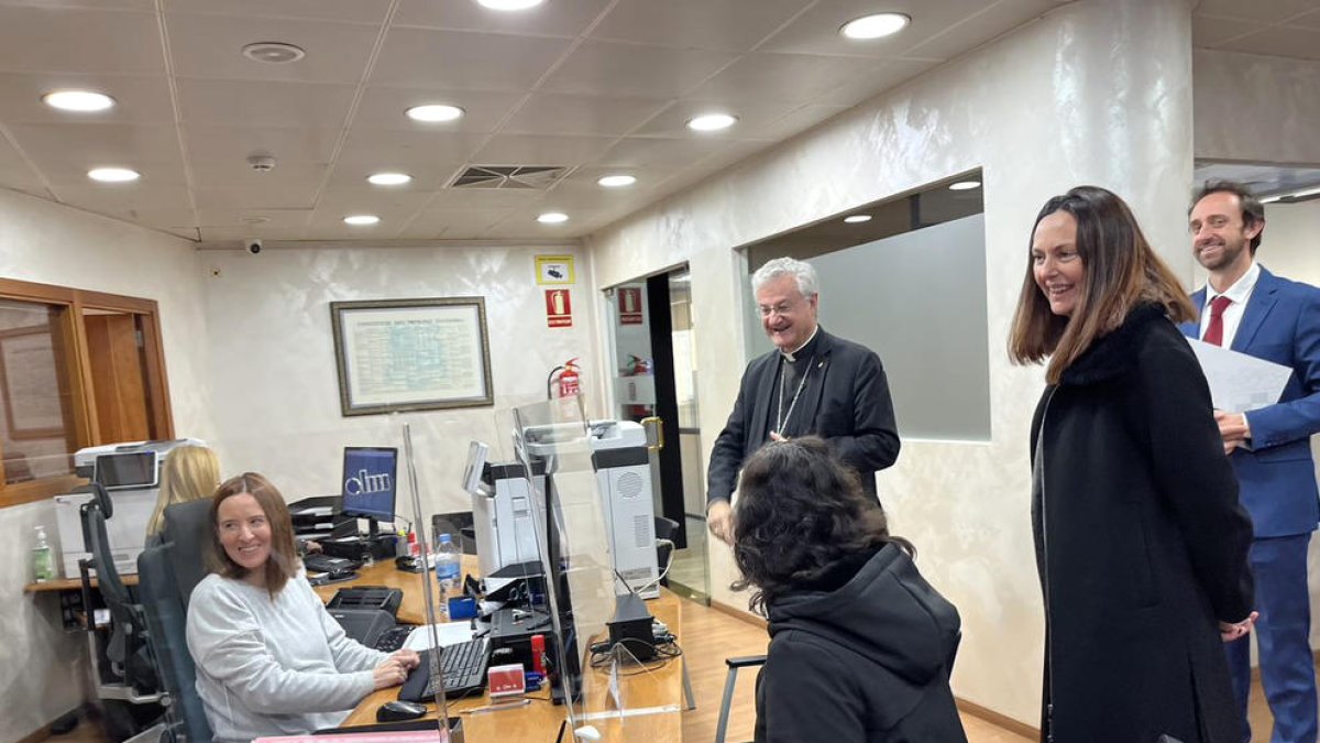 Vives i la cònsol Olga Molné amb treballadors del comú de la Massana.