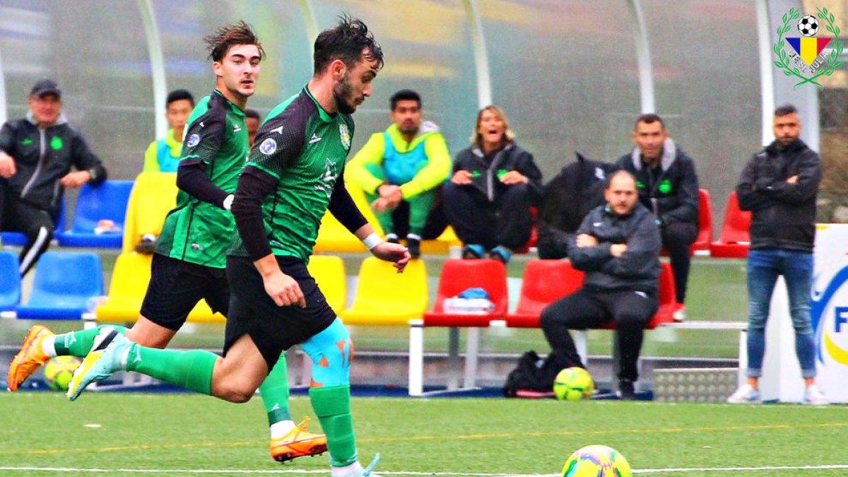 José María Meneses, amb la pilota, un dels jugadors que finalment s'han quedat a l'equip lauredià.