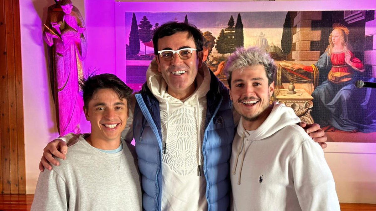 Miki Núñez i Cesc Sansalvadó, amb mossèn Pepe