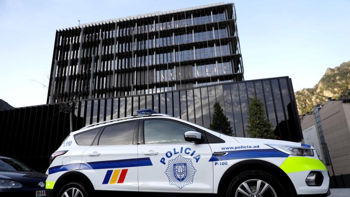 Un vehicle de la policia a la seu judicial on s'està jutjant el crim de Vila
