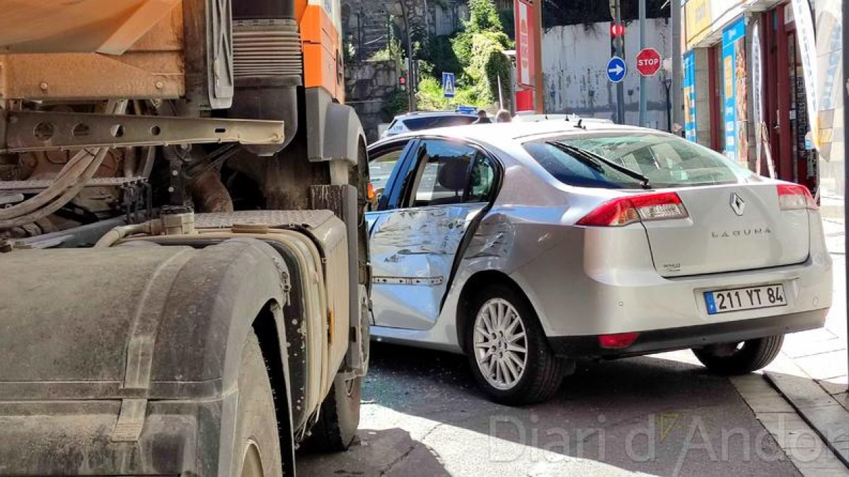 Accident entre un camió i un cotxe a la capital