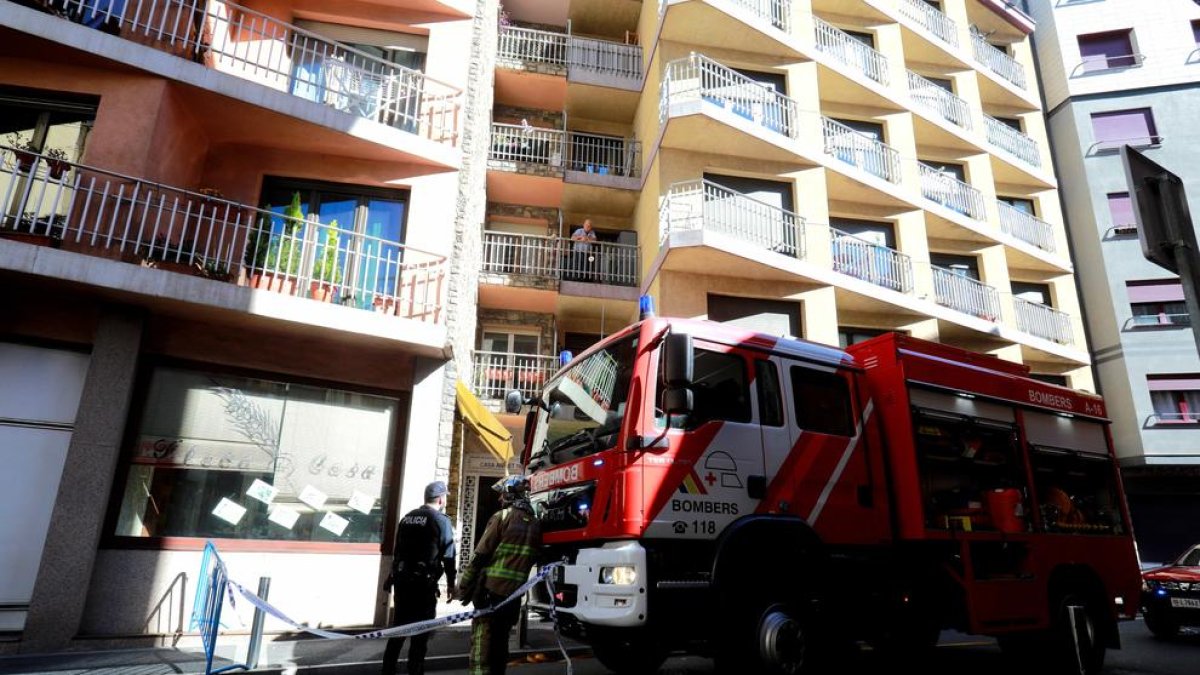 Intervenció dels bombers per un incendi d'una paella