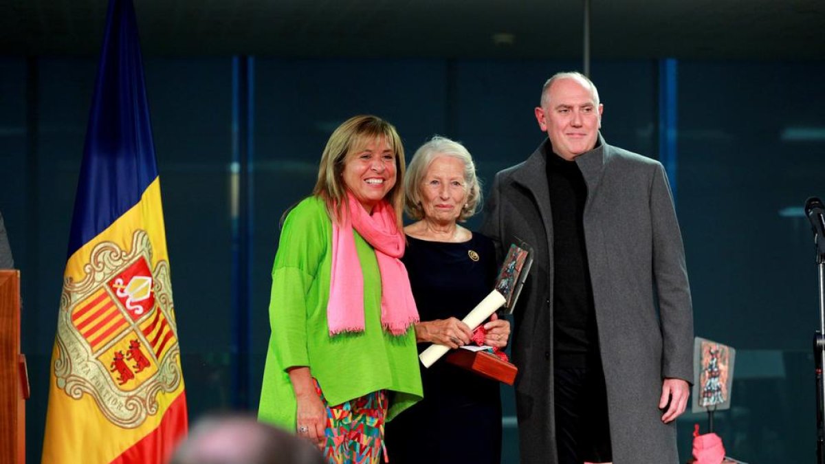 Carme Massana rebent el premi d'Àgora Cultural