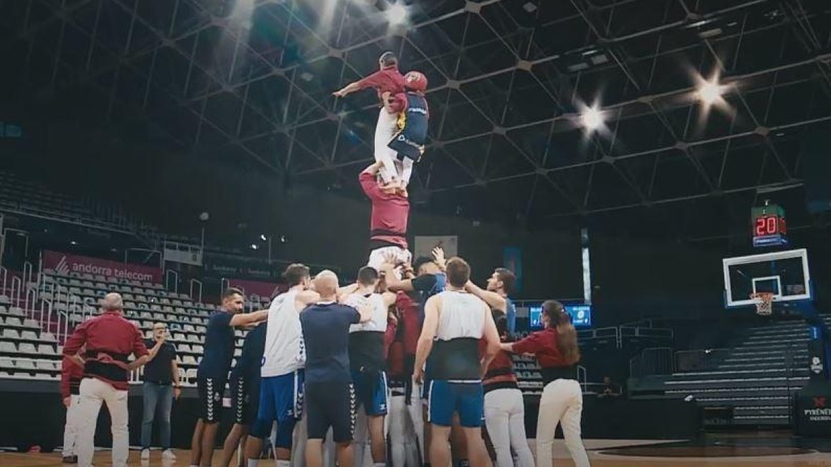 Pinya del MoraBanc i els castellers