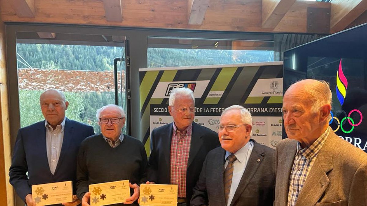 Els cinc exdirigents homenatjats, ahir amb el guardó, a l'hotel Naudi de Soldeu.