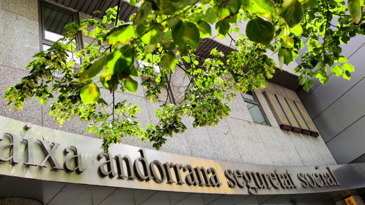 La façana de l'edifici de la Caixa Andorrana de Seguretat Social.