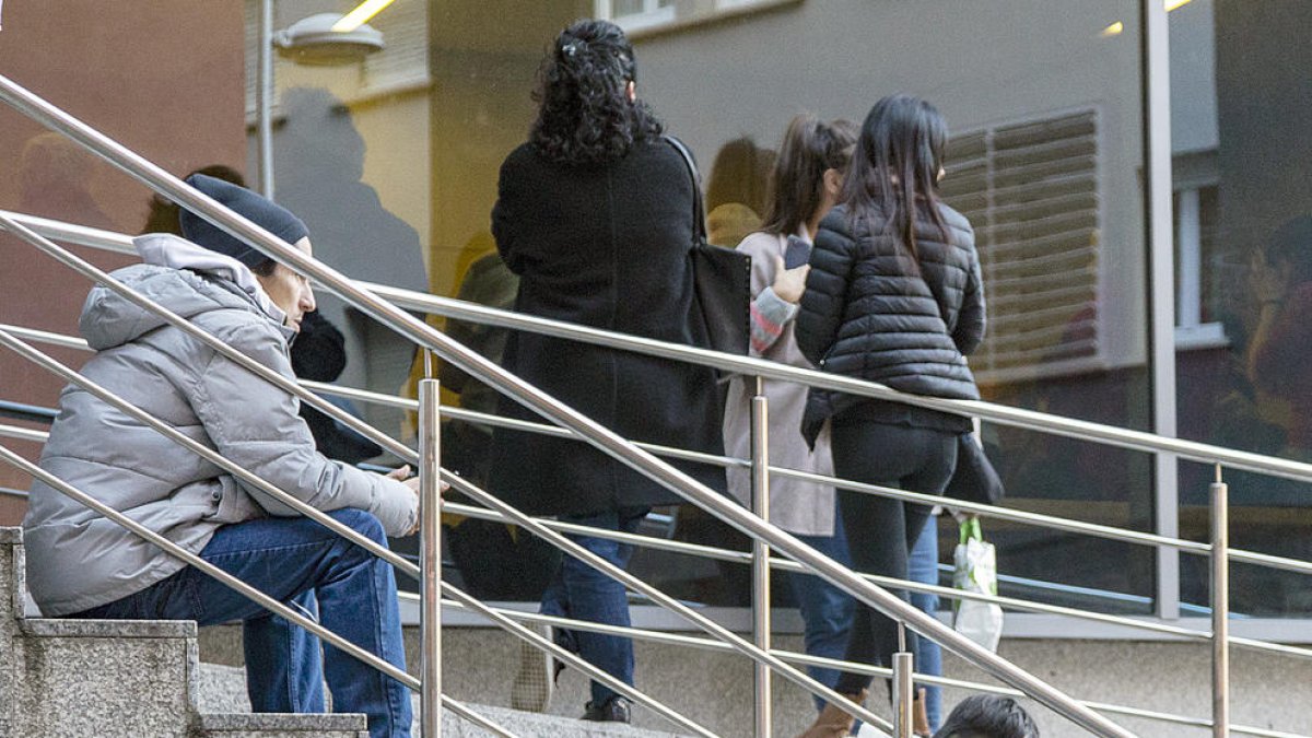 Ciutadans esperant a les portes d'Immigració.