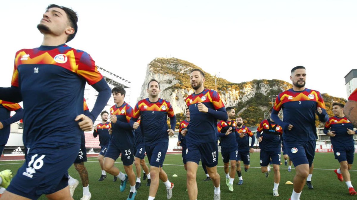 La selecció es va exercitar ahir sobre la gespa de l'Estadi Victòria, l'escenari del partit, a Gibraltar.