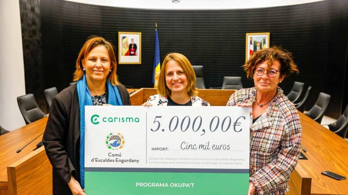 Entrega d'un xec per part de Carisma al comú d'Escaldes-Engordany