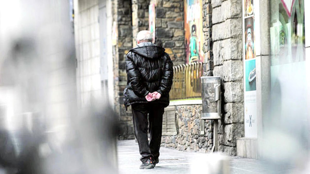 Un padrí es passeja pels carrers del Principat