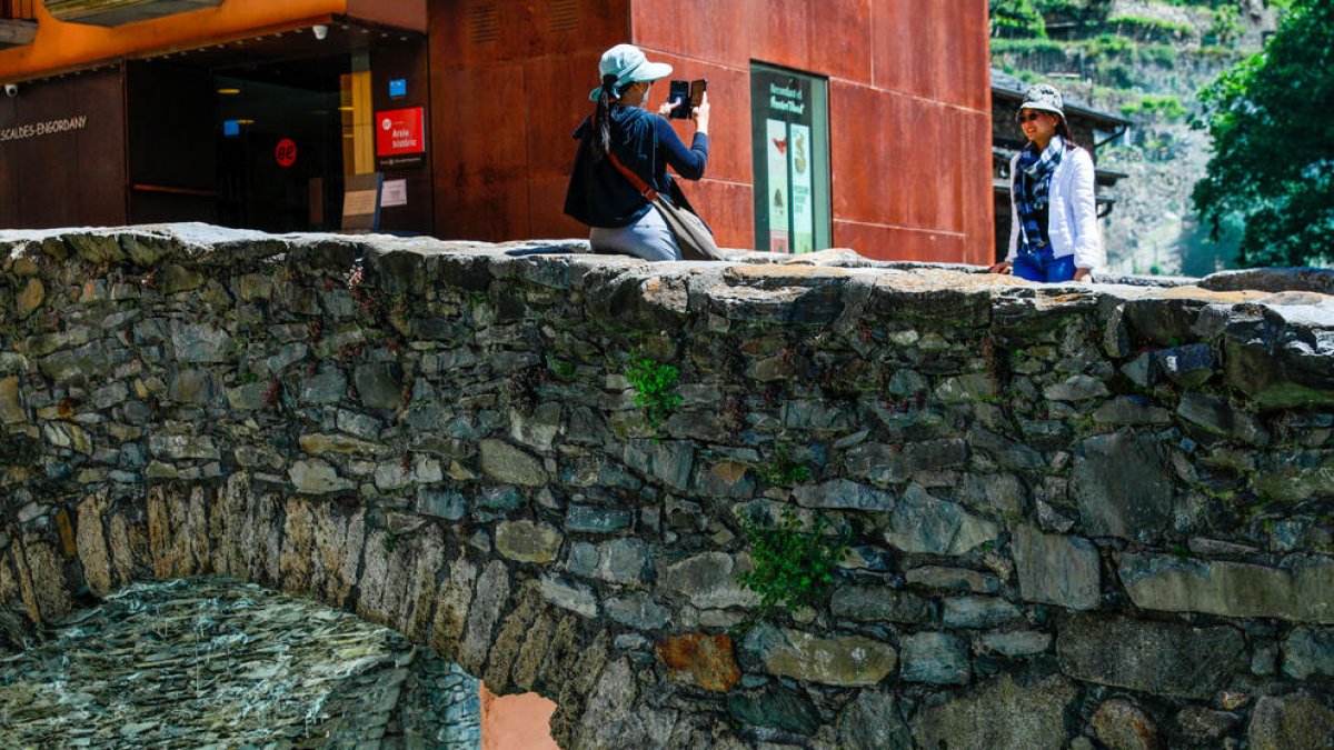 Turistes al pont d'Engordany.