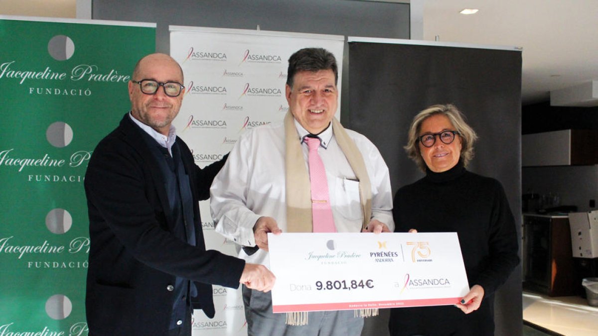 Entrega del xec solidari a Assandca