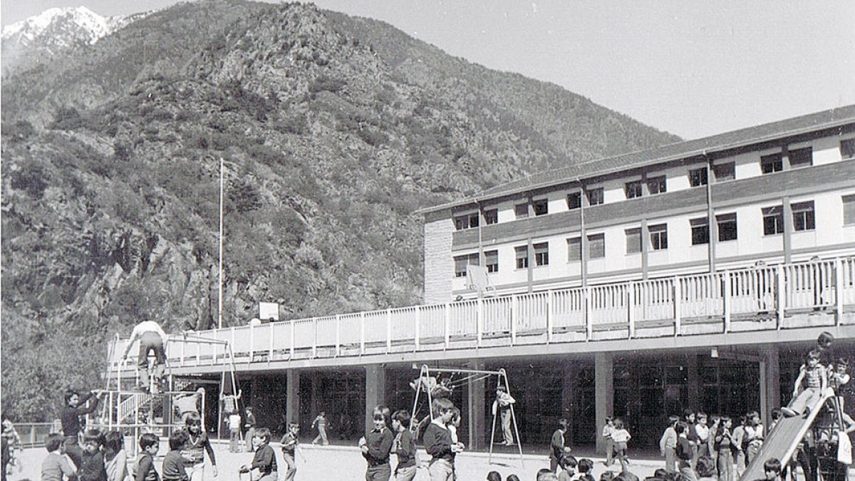 Alumnes de l'escola jugant al pati als anys setanta.