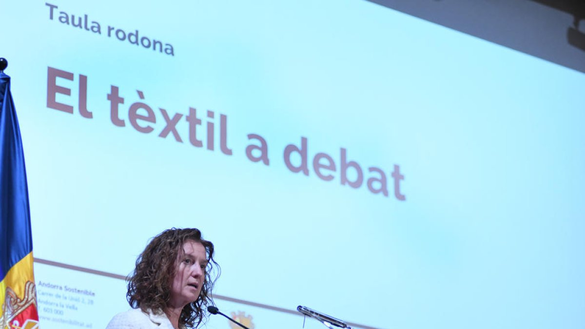 La ministra Calvó avui en la taula rodona sobre el tèxtil