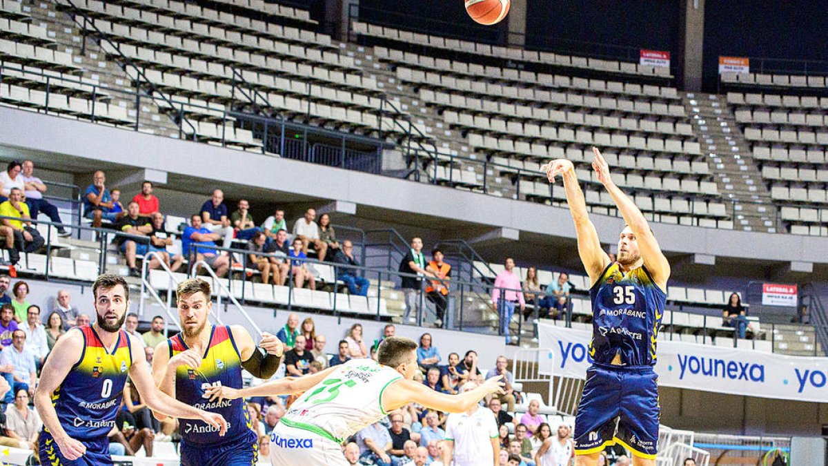 Una acció del partit disputat ahir a la nit a Castelló.