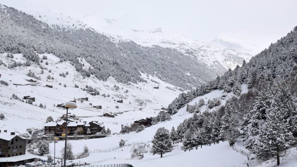 La nevada ha deixat un paisatge hivernal a Incles