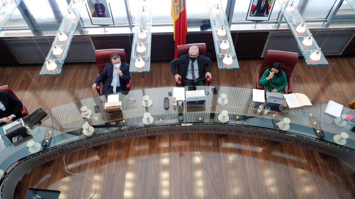 Visitants al pont tibetà de Canillo.