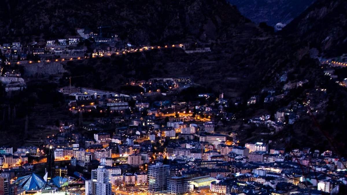 Una vista d'Escaldes amb la il·luminació nocturna.