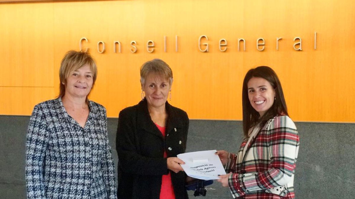 Mas entregant el projecte de llei a la síndica.