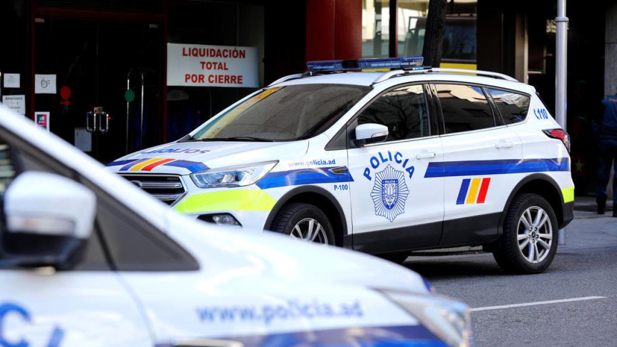 Dos vehicles policials.