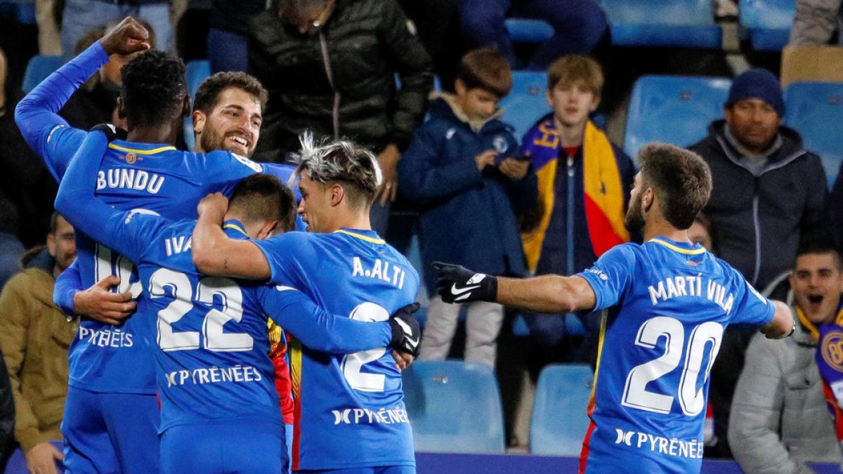 Sinan Bakis rep l'abraçada de Bundu, Altimira i Iván Gil, després del seu primer gol, el tercer de l'FC Andorra.