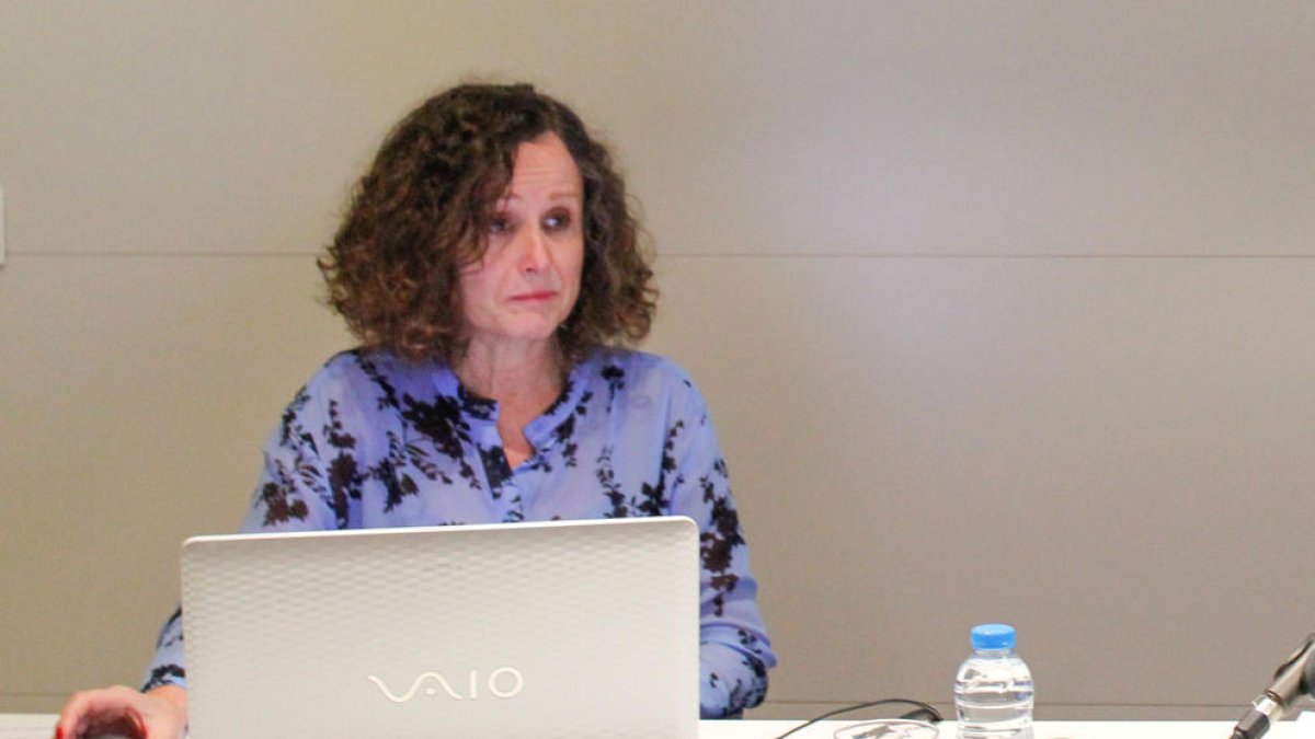 Pilar Escaler en una roda de premsa de la Cambra de Comerç.