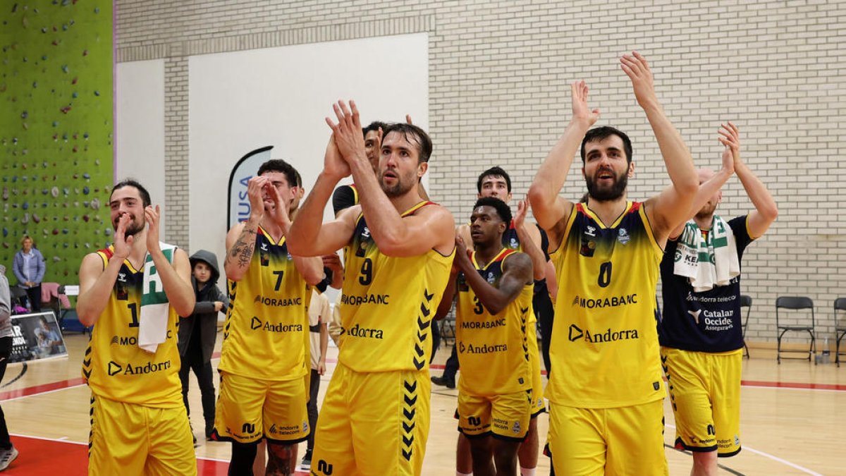Els jugadors del MoraBanc Andorra celebrant el triomf.