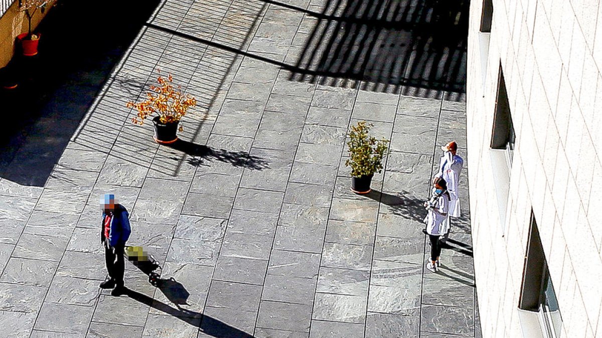 Terrassa d'accés a l'àrea de salut mental de l'hospital.